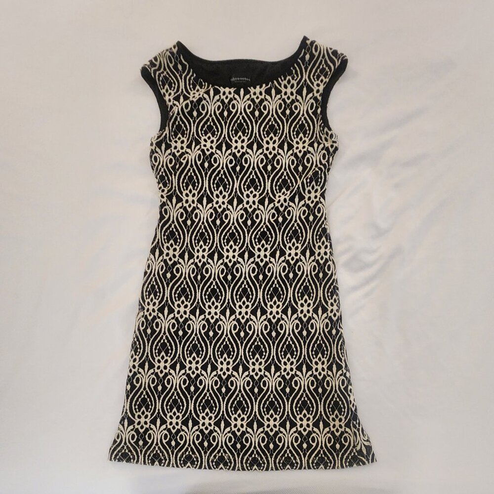 Black and White Fully Lined Sheath Dress